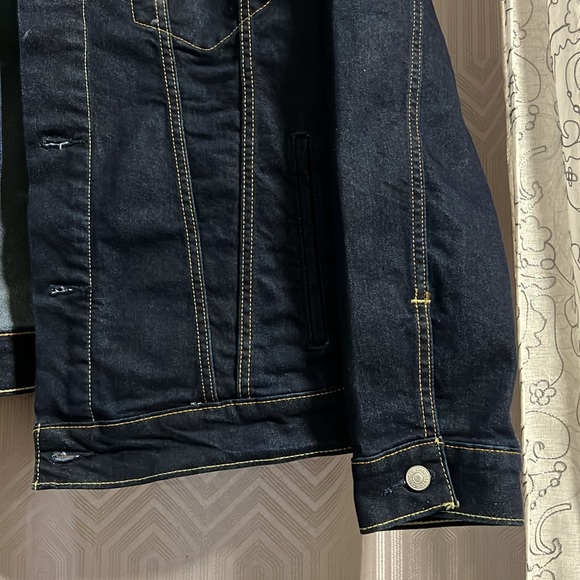 Levi’s Trucker Jacket in Dark Wash - Picture 7 of 11